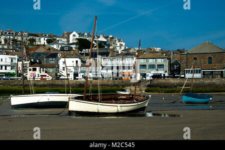 Bateaux à voile en bois amarré à St Ives, Cornwall à marée basse Banque D'Images