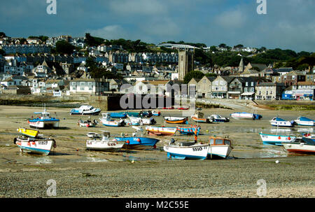 Les bateaux de pêche amarrés dans le port de St Ives, Cornwall Banque D'Images