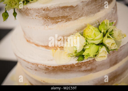 Gâteau de mariage à plusieurs niveaux, décorés de fleurs, close-up Banque D'Images