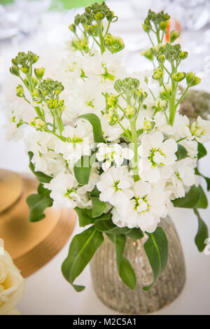 Arrangement de fleurs dans un vase sur la table, close-up Banque D'Images