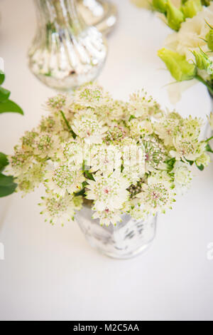 Arrangement de fleurs dans un vase sur la table, close-up Banque D'Images