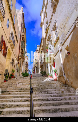 La Valette, Malte : Walking street avec long escalier dans la vieille ville Banque D'Images