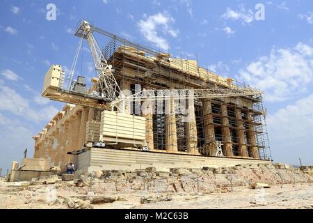 Athènes, Grèce - Juin 2016 : Le Parthénon sur l'Acropole est indiqué avec une grande grue, pour la restauration, en face de l'ouest des colonnes. Banque D'Images