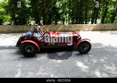 GOLA DEL FURLO, ITALIE - 19 MAI : Alfa Romeo 8C 2600 MULETTO 1932une vieille voiture de course en rallye Mille Miglia 2017 la célèbre course historique italien (1927-1 Banque D'Images