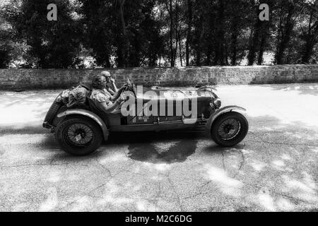 GOLA DEL FURLO, ITALIE - 19 MAI : Alfa Romeo 8C 2600 MULETTO 1932une vieille voiture de course en rallye Mille Miglia 2017 la célèbre course historique italien (1927-1 Banque D'Images