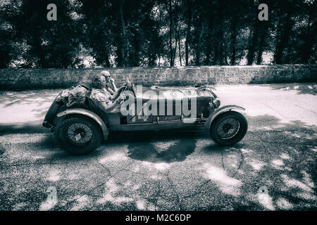 GOLA DEL FURLO, ITALIE - 19 MAI : Alfa Romeo 8C 2600 MULETTO 1932une vieille voiture de course en rallye Mille Miglia 2017 la célèbre course historique italien (1927-1 Banque D'Images