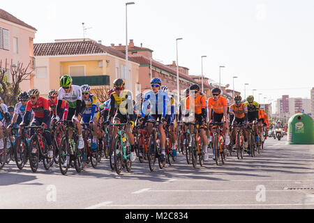 Les coureurs non identifiés participent à la course cycliste de début dans la Vuelta. Banque D'Images