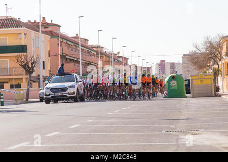 Les coureurs non identifiés participent à la course cycliste de début dans la Vuelta. Banque D'Images