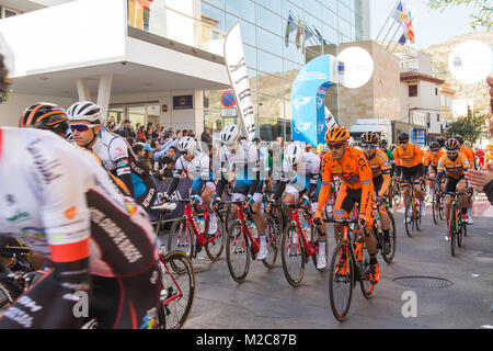 Les coureurs non identifiés participent à la course cycliste de début dans la Vuelta. Banque D'Images