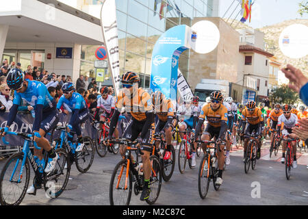 Les coureurs non identifiés participent à la course cycliste de début dans la Vuelta. Banque D'Images