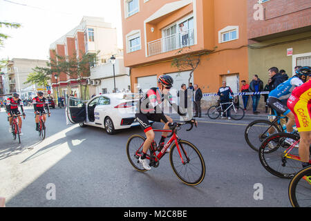 Les coureurs non identifiés participent à la course cycliste de début dans la Vuelta. Banque D'Images