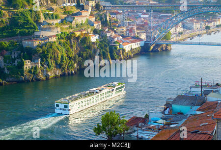 Bateau de croisière arrive à Porto par le fleuve Douro. Portugal Banque D'Images