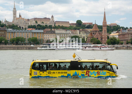 Rivière amphibie bus plein de touristes sur le Danube à Budapest, en Hongrie, en Europe. Un poplular attraction avec les visiteurs. Banque D'Images