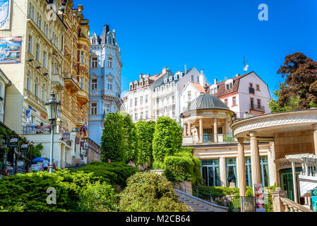 KARLOVY VARY, RÉPUBLIQUE TCHÈQUE - le 26 mai 2017 : Zamecke lazne dans le centre historique de Karlovy Vary. Banque D'Images