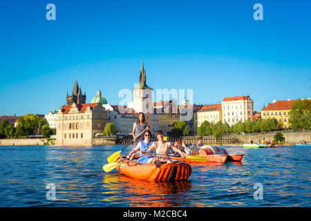 PRAGUE, RÉPUBLIQUE TCHÈQUE - le 27 mai 2017 : pour le kayak sur la rivière Vltava. Banque D'Images