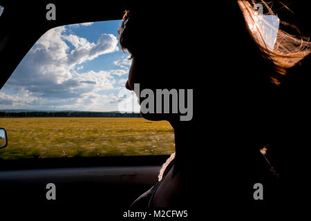 Silhouette de femme passager en voiture Banque D'Images