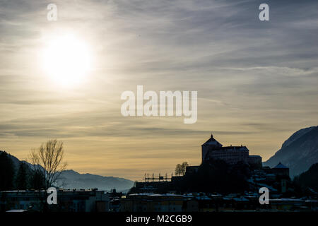 Le soleil d'hiver brille sur la forteresse de Kufstein en fin d'après-midi Banque D'Images