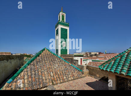 Vue du toit de la Madrasa Bou Inania avec minaret de Mosquée bleue et verte tuiles islamique, Meknès, Maroc, Afrique Banque D'Images