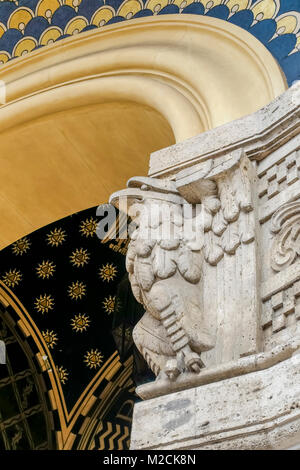 Chambre la façade de l'immeuble. Détail de décor peint sur plafond voûté. Architecte Gino Coppedè. Style Art déco. Rome, Italie. Close up, low angle view. Banque D'Images