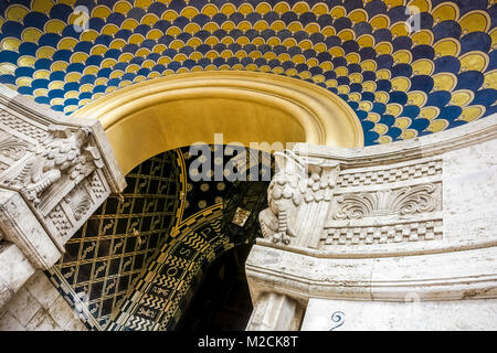 Chambre la façade de l'immeuble. Détail de décor peint sur plafond voûté. Architecte Gino Coppedè. Style Art déco. Rome, Italie. Close up, low angle view. Banque D'Images