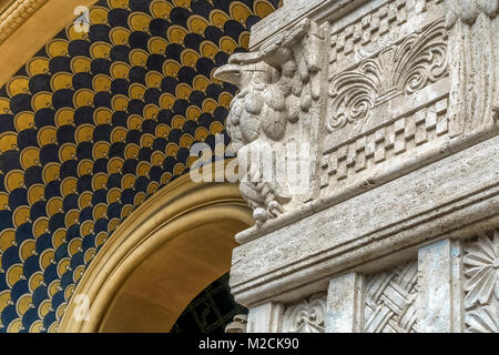 Chambre la façade de l'immeuble. Détail de décor peint sur plafond voûté. Architecte Gino Coppedè. Style Art déco. Rome, Italie. Close up, low angle view. Banque D'Images