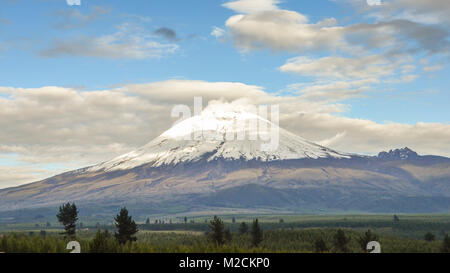 Le Cotopaxi est un stratovolcan actif dans les montagnes des Andes, atteignant une hauteur de 5 897 m (19 347 ft) Banque D'Images