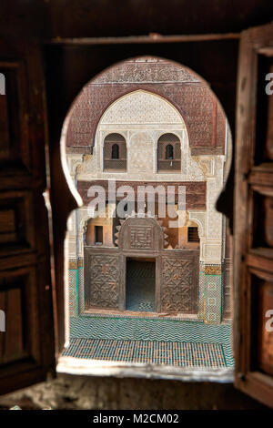 Cour intérieure de l'école islamique Madrasa Bou Inania typique orné avec l'architecture mauresque, Meknès, Maroc, Afrique Banque D'Images