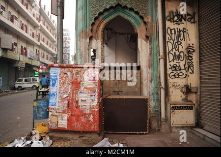 Une porte à Paharganj street, Inde Banque D'Images