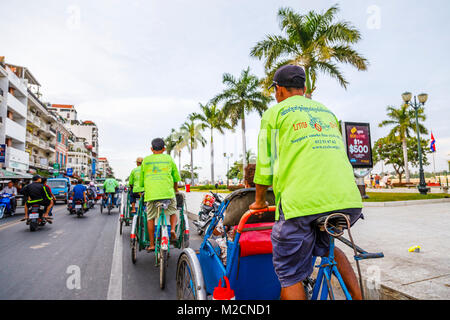 Les vélos-pousse sur une ville touristique d''ricksaw excursion sur Sisowath Quay à Phnom Penh, capitale du Cambodge, au sud-est de l'Asie Banque D'Images