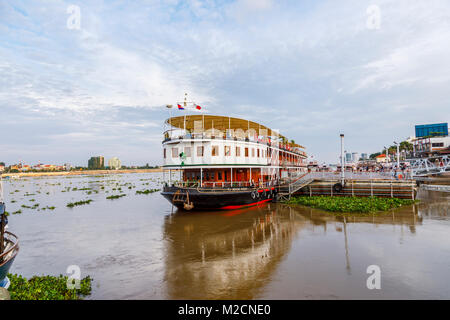 RV Pandaw Mekong bateau amarré au quai sur la rivière Tonle Sap à Phnom Penh, capitale du Cambodge, au sud-est de l'Asie Banque D'Images