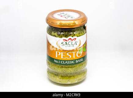 Un gros plan d'un bocal de verre de sauce pesto vert Sacla. Banque D'Images