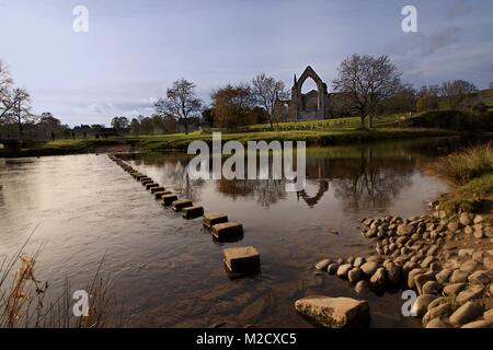 Un tir de Bolton Abbey. Ruines du Prieuré près de Skipton, Yorkshire, UK. Banque D'Images