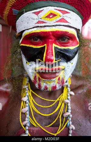 Une tribu du peint et habillé pour la Mount Hagen Spectacle culturel en Papouasie Nouvelle Guinée Banque D'Images