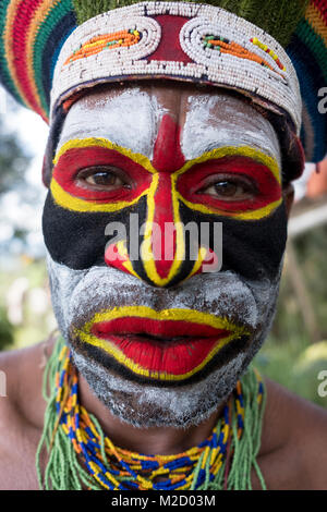 Une tribu du peint et habillé pour la Mount Hagen Spectacle culturel en Papouasie Nouvelle Guinée Banque D'Images