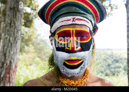 Une tribu du peint et habillé pour la Mount Hagen Spectacle culturel en Papouasie Nouvelle Guinée Banque D'Images