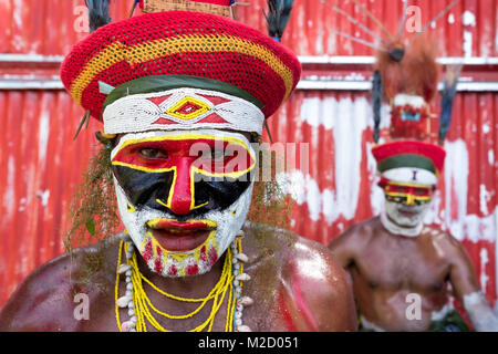 Peint d'une tribu et habillé pour la Mount Hagen Spectacle culturel en Papouasie Nouvelle Guinée Banque D'Images