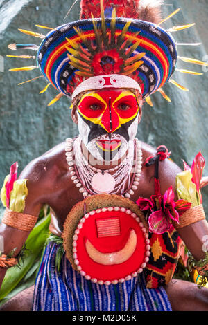 Une tribu du peint et habillé pour la Mount Hagen Spectacle culturel en Papouasie Nouvelle Guinée Banque D'Images