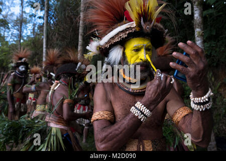 Huli Wigmen peindre le visage et se préparer à la Mount Hagen Spectacle culturel en Papouasie Nouvelle Guinée Banque D'Images