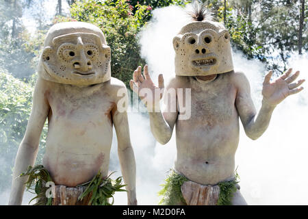 Asaro Mudmen effectuer au Mount Hagen Spectacle culturel en Papouasie Nouvelle Guinée Banque D'Images