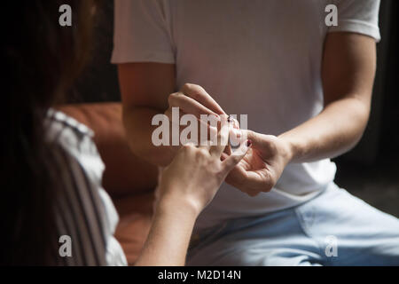 Mettre l'homme sur l'anneau de doigt de womans, fiancailles mariage concept, c Banque D'Images