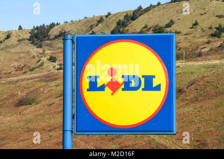 Un grand panneau à l'extérieur d'un Lidl supermarché avec une montagne en arrière-plan Banque D'Images