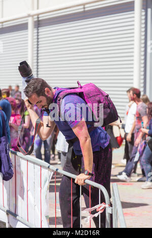 Festival de l'Est festival des couleurs Holi avec les enfants s'amusant avec des poudres de couleur Banque D'Images