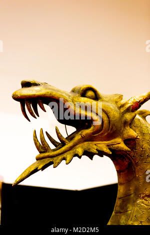 Chinese Dragon mythologique avec corps de serpent, 4 cuisses de poulet, tête de crocodile Banque D'Images