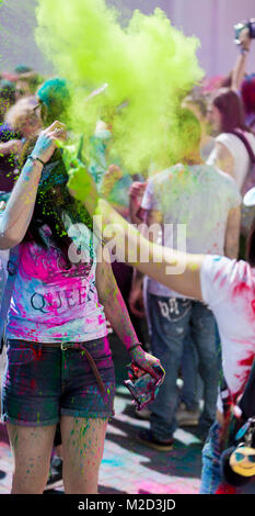 Festival de l'Est festival des couleurs Holi avec les enfants s'amusant avec des poudres de couleur Banque D'Images