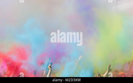 Festival de l'Est festival des couleurs Holi avec les enfants s'amusant avec des poudres de couleur Banque D'Images