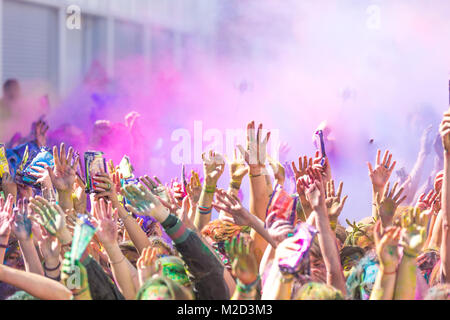 Festival de l'Est festival des couleurs Holi avec les enfants s'amusant avec des poudres de couleur Banque D'Images