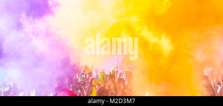 Festival de l'Est festival des couleurs Holi avec les enfants s'amusant avec des poudres de couleur Banque D'Images