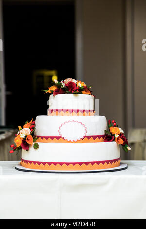 Nouveau blanc beau gâteau de mariage coloré en trois niveaux Banque D'Images