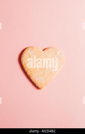 Beaux cookies en forme de coeur pour la Saint-Valentin sur un fond rose, vue du dessus. Banque D'Images