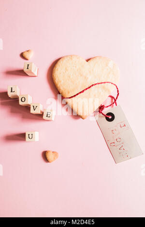 Beaux cookies en forme de coeur pour la Saint Valentin avec un message d' s card avec ' i love u ' message et timbres lettre formant la phrase ' i love u' Banque D'Images